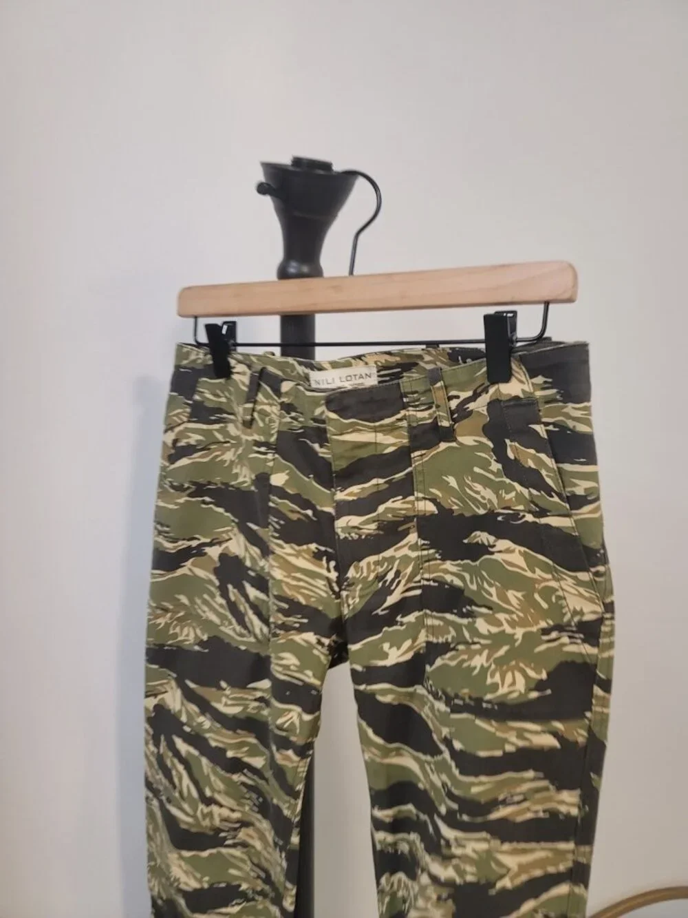 Nili Lotan Women's Jenna Pants Size 6 Green Cotton Twill Tiger Print Camo - Picture 2 of 9